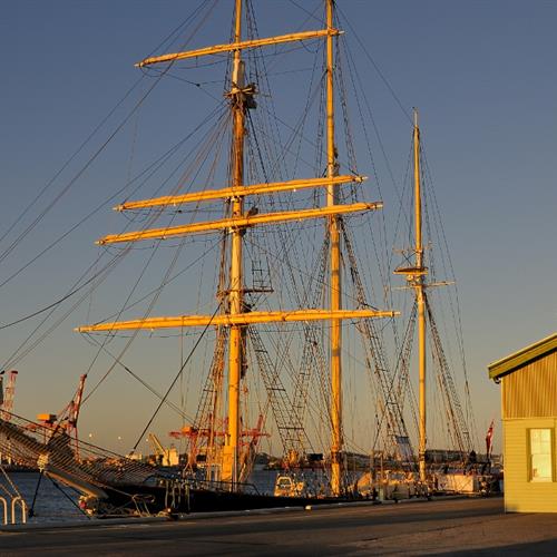 STS Leeuwin _3000647 Med (1000x667)